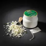 Siyah zeminde kırılmış tulum peyniri ve 450 g Akpınar ürünü