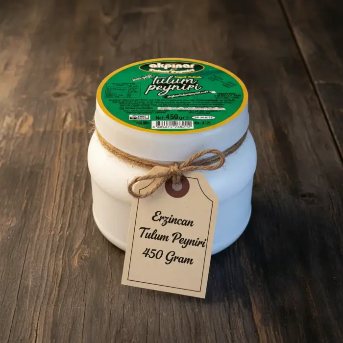 Ahşap zeminde etiketli Akpınar Erzincan Tulum Peyniri 450 g