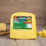 Akpınar Dilim Eski Kaşar Peyniri 1000 gr, ahşap zemin üzerinde sade bir sunumla fotoğraflanmıştır.