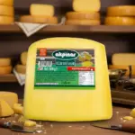 Akpınar Dilim Eski Kaşar Peyniri 1000 gr, kesilmiş peynir parçaları ve şarküteri rafları eşliğinde sunulan ürün görseli.