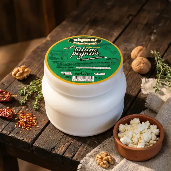 Kırmızı biber, ceviz ve otlarla sunulmuş Akpınar Erzincan Tulum Peyniri 450 g