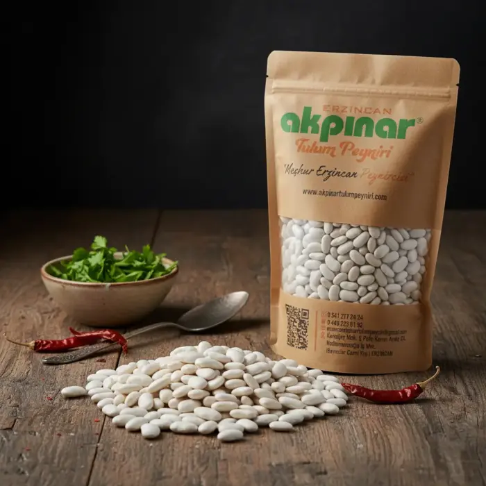 Koyu fon üzerinde sunulan Erzincan Dermason fasulye ve kraft paket