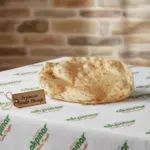 Etiketli sunumuyla Erzincan tandır ekmeği masa üzerinde