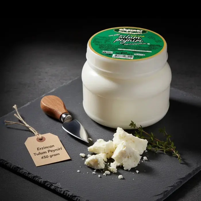 Akpınar Erzincan Tulum Peyniri 450 g plastik kapta, yanında peynir bıçağı ve kırılmış tulum peyniri