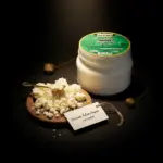 450 g Akpınar Erzincan Tulum Peyniri siyah zeminde aydınlatmalı premium sunum