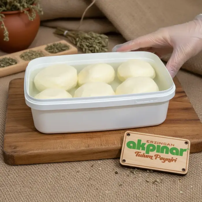 Doğal ortamda baharatlar ve otlar eşliğinde sergilenen Erzincan tuzsuz kahvaltılık yayık tereyağı 1 kg.