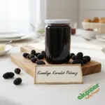 Beyaz kapaklı kavanozda Kemaliye karadut pekmezi ve etrafında taze karadutlar