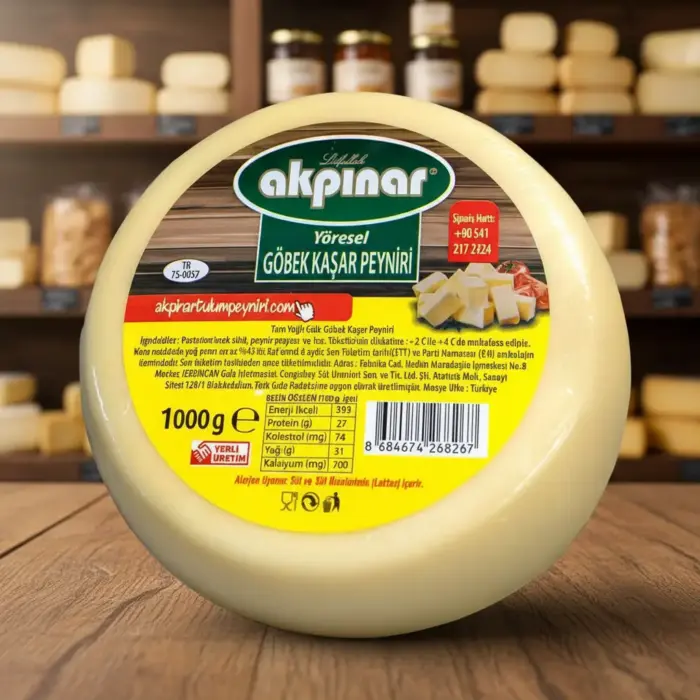 Şarküteri rafları önünde sergilenen Akpınar Yöresel Göbek Kaşar Peyniri 1000 gr ürün yakın çekimi.