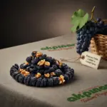 Marka logolu örtü üzerinde üzüm ve cevizli saruç sunumu