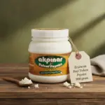 Ahşap masa üzerinde etiketli Akpınar Erzincan Keçi Tulum Peyniri ve tahta kaşıkla peynir sunumu.