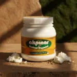 Doğal taş yüzey üzerinde Akpınar Tulum Peyniri kavanozu ve ufalanmış peynir parçaları.