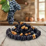 Mutfakta masa üzerinde cevizli saruç ve üzüm demeti