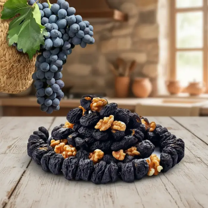 Mutfakta masa üzerinde cevizli saruç ve üzüm demeti