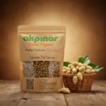 Rustik ahşap ortamda kraft paket Erzincan Dut Kurusu ve sepette taze dutlar