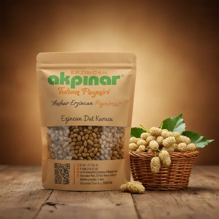 Rustik ahşap ortamda kraft paket Erzincan Dut Kurusu ve sepette taze dutlar