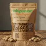 Güneş ışığında kraft pakette Erzincan dut kurusu ve çevresinde taze dutlar