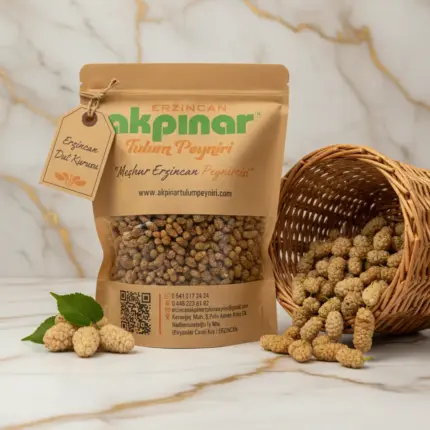 Mermer zemin üzerinde etiketli kraft paket Erzincan dut kurusu ve dökülmüş doğal dutlar