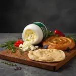 Yan yatmış Erzincan Tulum Peyniri kavanozundan dökülmüş taze peynir parçaları