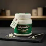 Erzincan Tulum Peyniri 900 gr kavanoz, siyah taş zemin üzerinde etiketli sunum